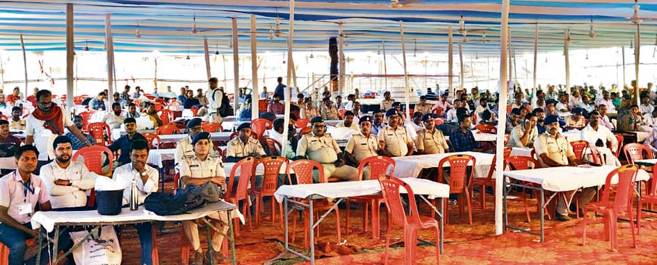 आज इवीएम और वीवीपैट देकर मतदान कर्मियों को मतदान केंद्र पर किया जायेगा रवाना