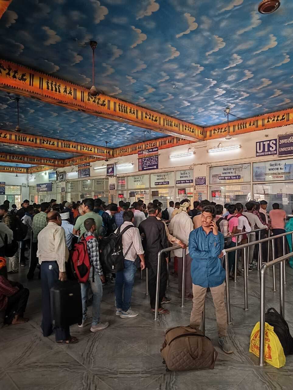 कन्फर्म टिकट नहीं मिलने से परेशानी बढ़ी, सुबह से ही लाइन में लग जाते हैं लोग