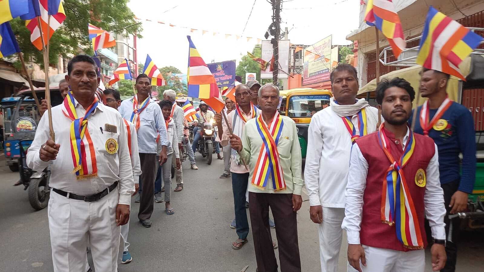 भगवान बुद्ध को रथ पर विराजमान कर निकाली गयी बुद्ध धम्म यात्रा