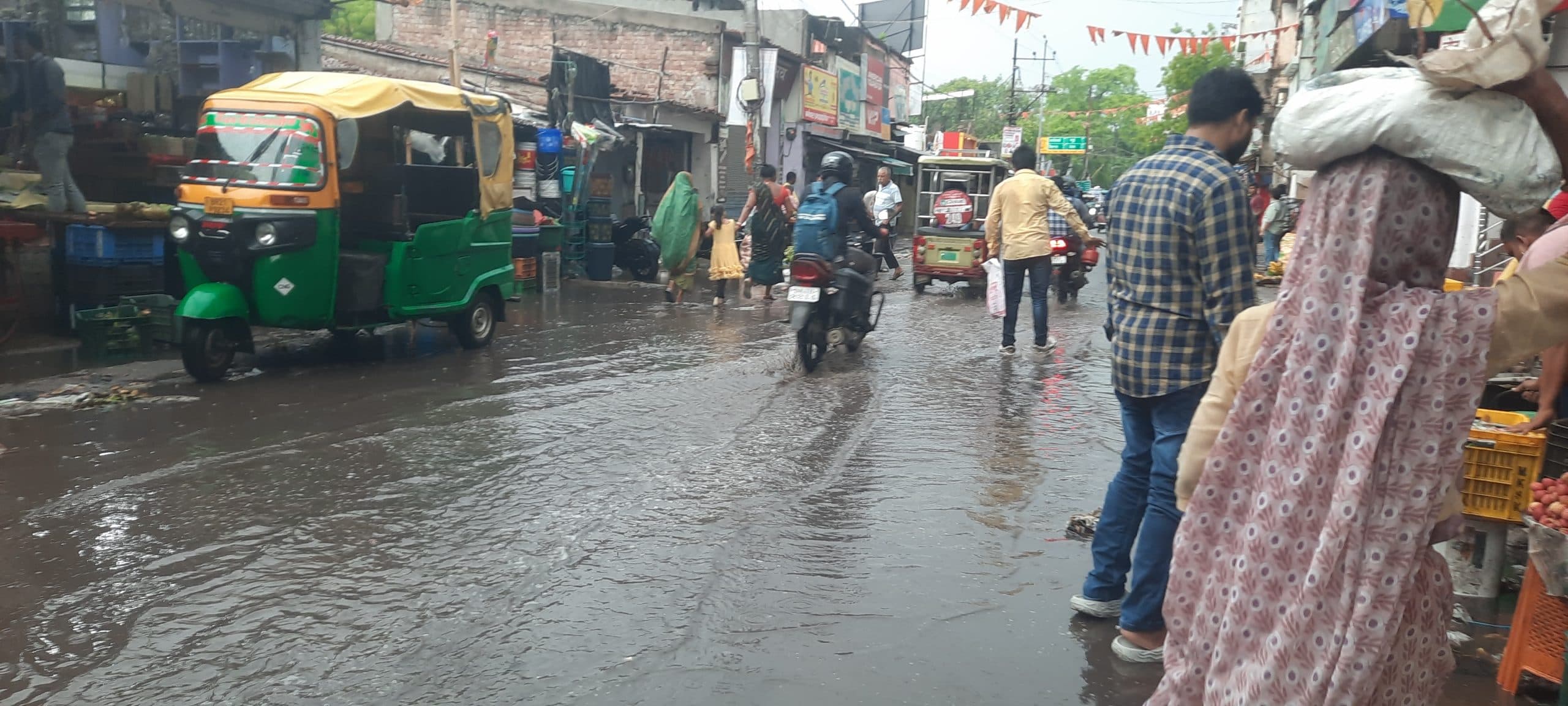 झमाझम बारिश से शहर की गलियों व बाजारों में जलजमाव