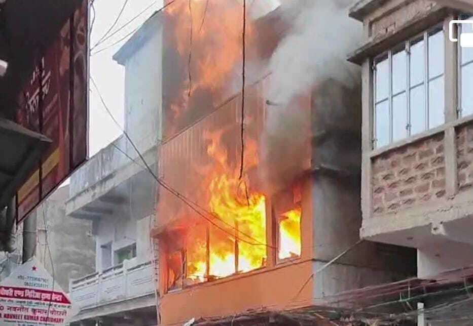 रेस्टोरेंट में लगी आग, सिलिंडर हुआ ब्लास्ट
