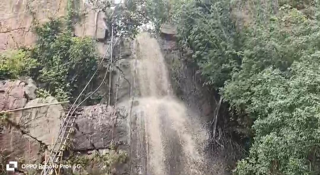 ककोलत परिसर में आयी बाढ़