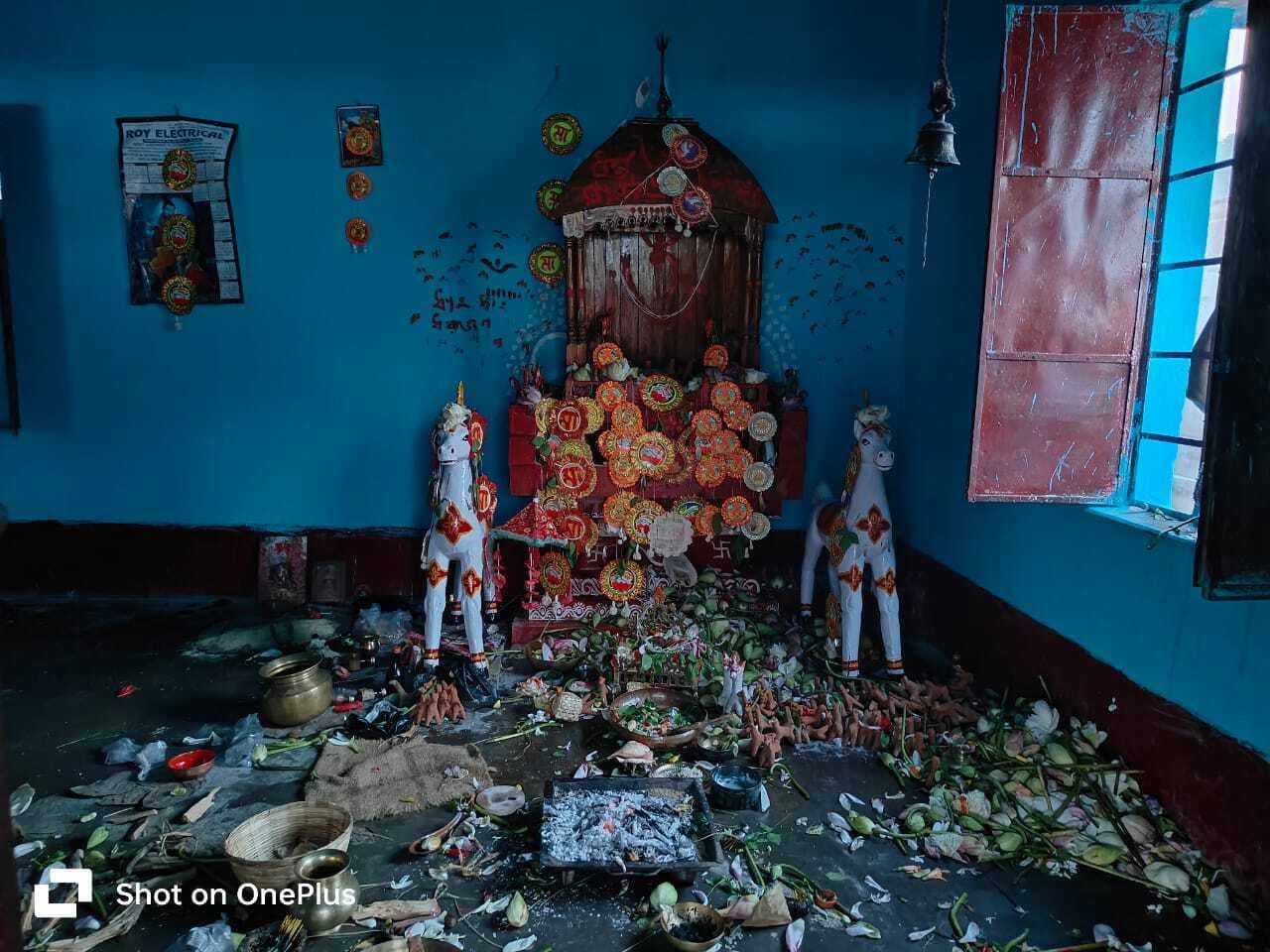 अंबा व सुद्राक्षीपुर गांव में बाबा धर्मराज की हुई पूजा प्रतिनिधि कुंडहित गुरुवार को प्रखंड क्षेत्र के अंबा व सुद्राक्षीपुर सहित कई गांवो में स्थित बाबा धर्मराज के मंदिरो में बुद्ध पूर्णिमा के शुभ अवसर पर धर्मराज पूजा का आयोजन धूमधाम के साथ सम्पन्न हुआ.इस धार्मिक पूजा को लेकर अंबा, सुद्राक्षीपुर समेत आस-पास के कई गांवो में भक्तिमय माहौल देखने को मिला. गुरूवार को निकटस्थ जलाशय में दर्जनों भक्तों ने पवित्र स्नान किया व वैदिक रीति रिवाज के साथ कलश में पवित्र जल भरकर परंपरा के अनुसार लोग कतारबद्ध होकर धर्मराज मंदिर तक पहुंचे. धर्म यात्रा का दर्शन नमन करने के लिए श्रद्धालुओं की भीड़ उमड़ पड़ी. गौरतलब है कि गुरुवार सुबह मंदिर का पट खुलते ही धर्मराज का मुख्य पूजा-अर्चना शुरू होते ही श्रद्धालुओं की कतार लग गई. यह सिलसिला दिनभर जारी रहा.वही भक्तों के द्वारा हैरतअंगेज करतब भी दिखाए गए.दूरदराज क्षेत्र से काफी संख्या में श्रद्धालु पहुंचकर हैरतअंगेज करतब का लुफ्त उठाया. इस अवसर पर अंबा में प्रत्येक वर्ष मेले का भी आयोजन किया जाता है. इस वर्ष के मेले में अच्छी खासी भीड़ देखी गई.मौके पर पुजा को लेकर अंबा सुद्राक्षीपुर समेत तमाम संबंधित गांवों का माहौल उत्सवी बना रहा. फोटो : पूजा के दौरान जुटे श्रद्धालु।फोटो : पूजा के मौके पर धर्मराज मंदिर।