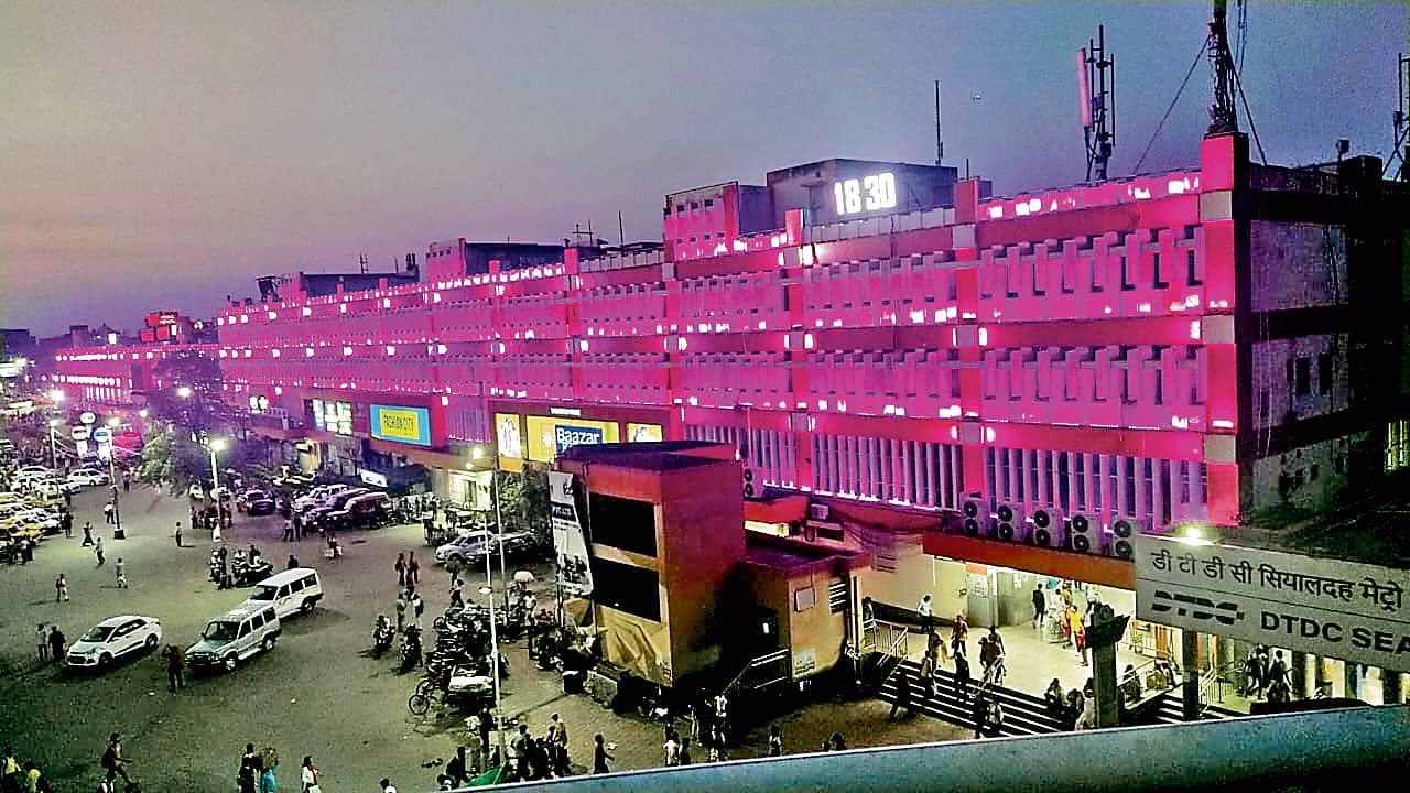 बैगनी रोशनी से हुआ रौशन सियालदह स्टेशन