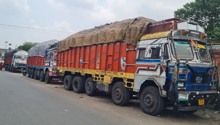 राजगंज में अवैध कोयला लदे तीन ट्रक जब्त, केस