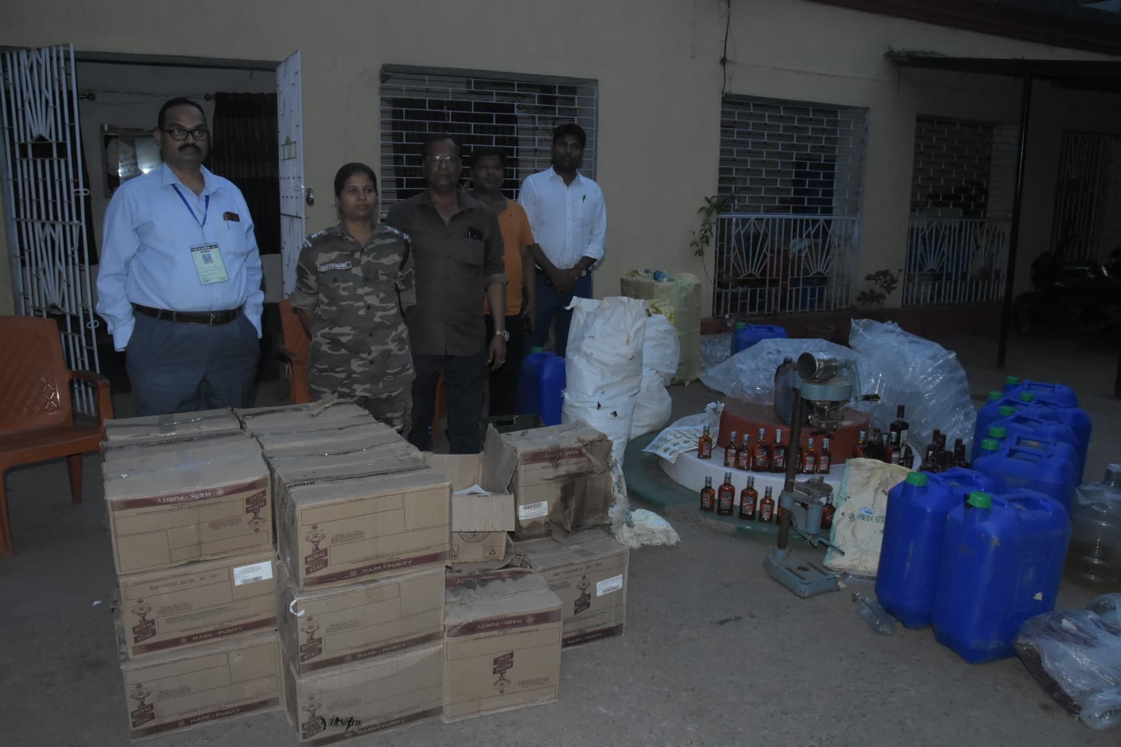 टुंडी में उत्पाद विभाग ने किया अवैध मिनी शराब फैक्ट्री का भंडाफोड़