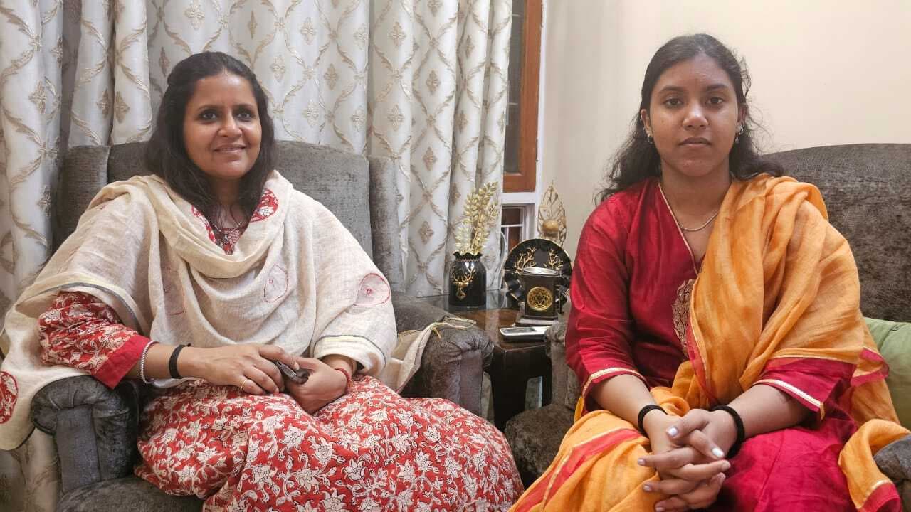 धनबाद का गौरव: लोकतंत्र के पर्व में शरीक होने फ्रांस से पहुंची 18 साल की विदुषी