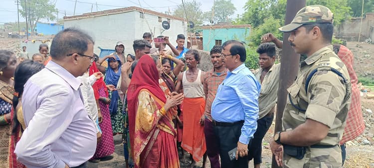 आकाशकिनारी में भू-धंसान, घर हुआ जमींदोज, बाल-बाल बचे लोग