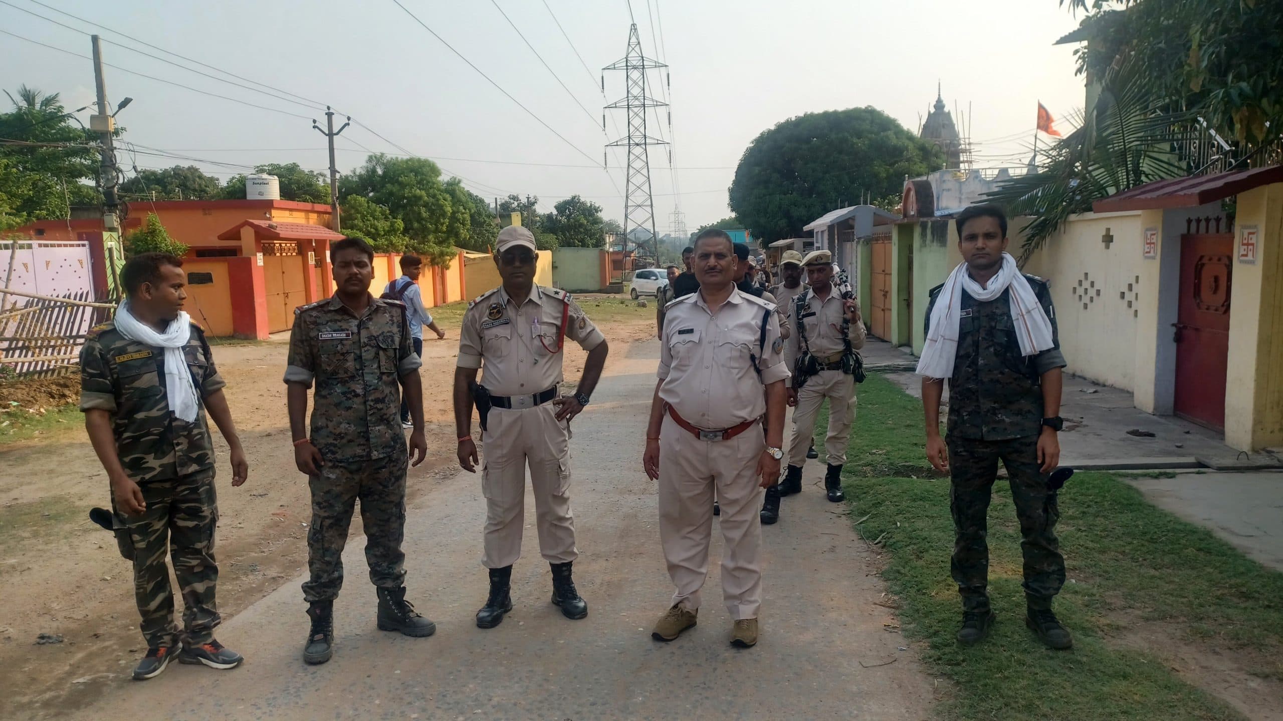 असम राइफल्स के जवानों ने निरसा में किया फ्लैग मार्च