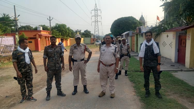 असम राइफल्स के जवानों ने निरसा में किया फ्लैग मार्च