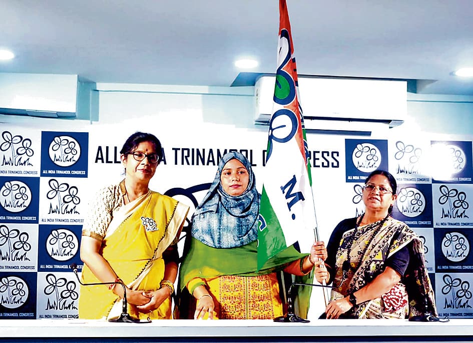 बशीरहाट की भाजपा नेता ने थामा तृणमूल का दामन