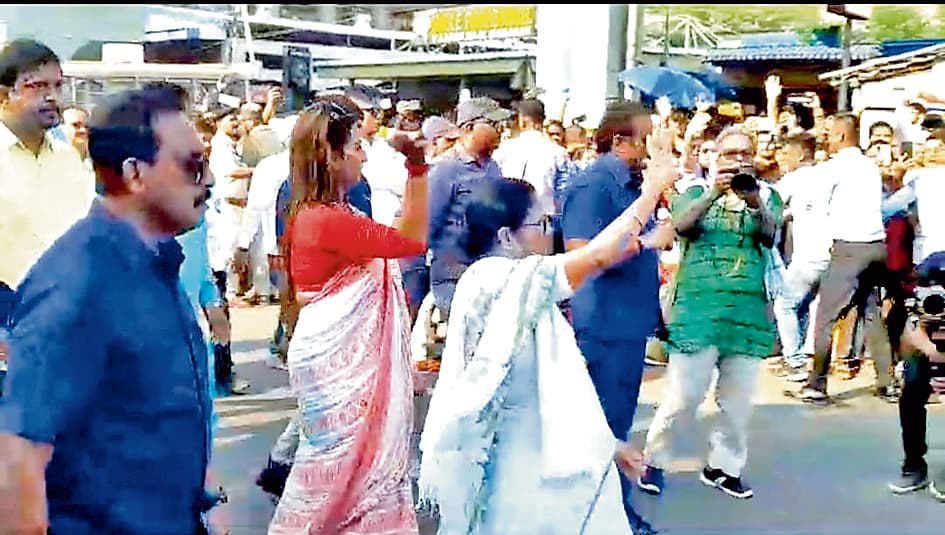 तृणमूल उम्मीदवारों के समर्थन में सीएम ममता बनर्जी ने किया रोड शो