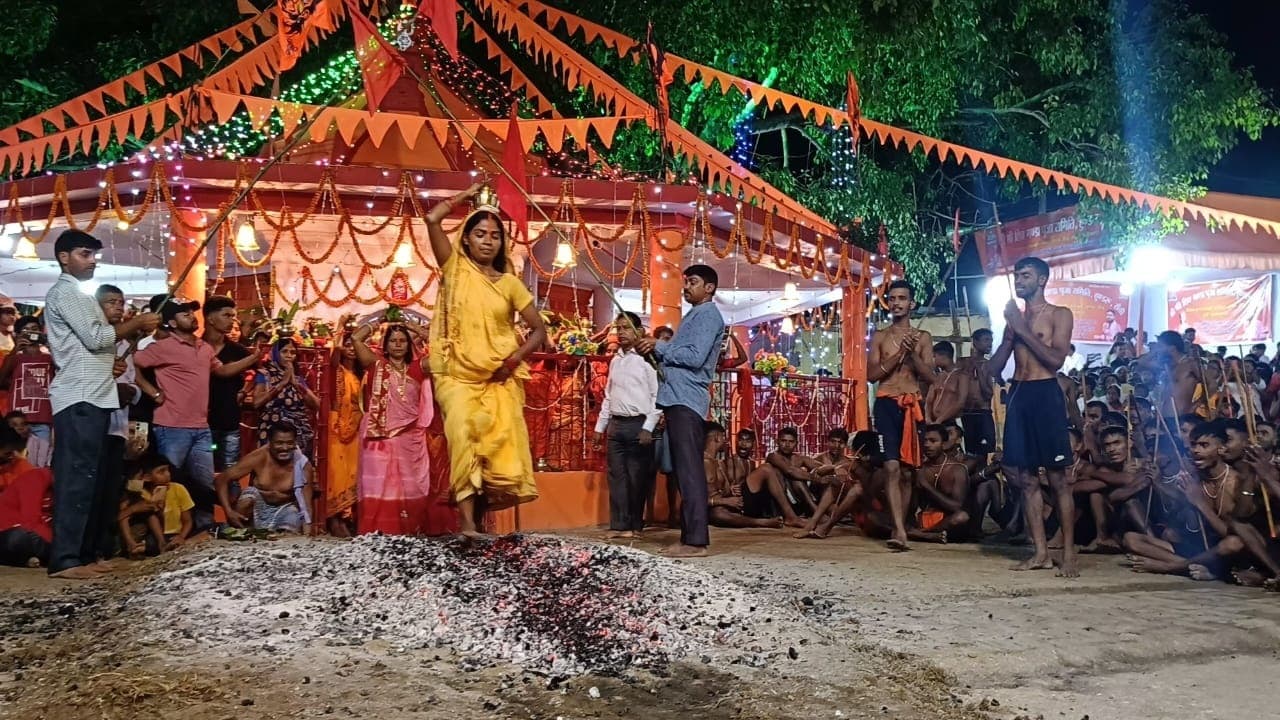 दहकते अंगारों पर चले शिव भक्त