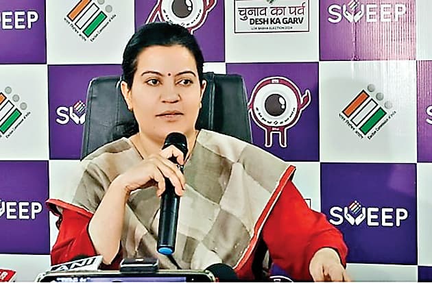 बारिश की आशंका के मद्देनजर मतदानकर्मियों को बूथों तक जल्द पहुंचाने का निर्देश