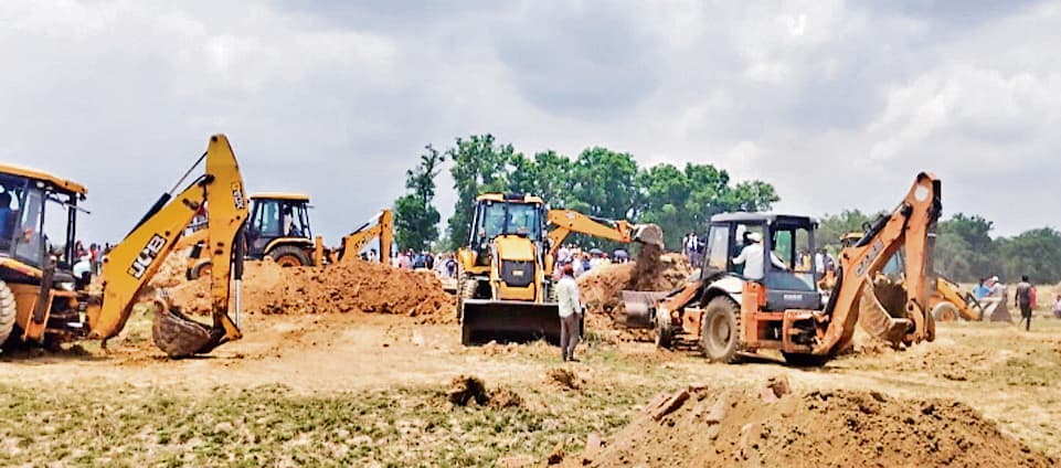 निर्माणाधीन कुआं धंसा, मिट्टी में दब कर चार मजदूरों की मौत