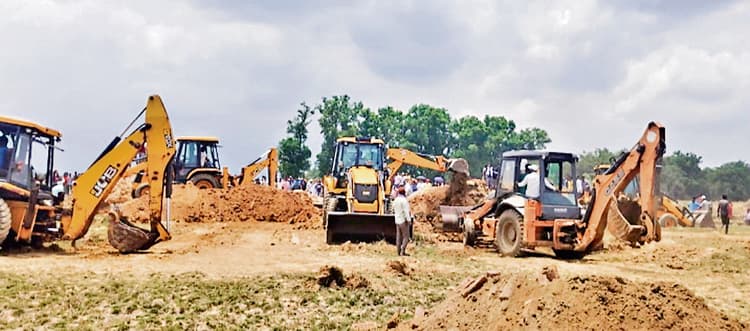 निर्माणाधीन कुआं धंसा, मिट्टी में दब कर चार मजदूरों की मौत