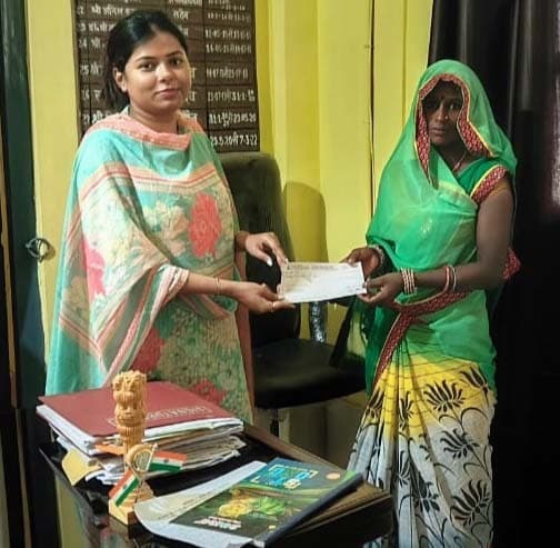 अग्निपीड़ितों को सीओ ने दिया आपदा राशि का चेक