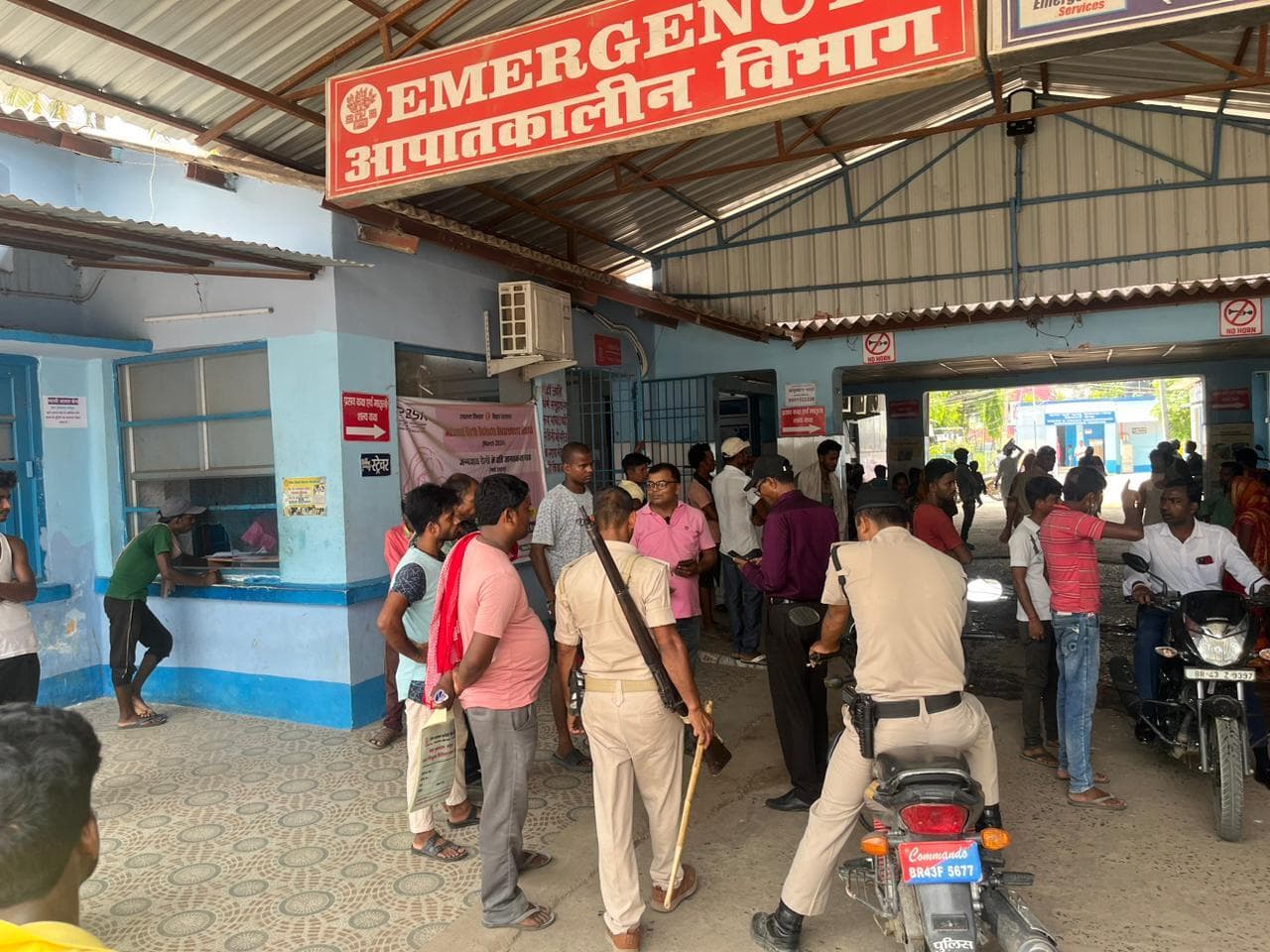 सड़क दुर्घटना में पुत्र की गयी जान, मां की स्थिति नाजुक, मेडिकल कॉलेज रेफर