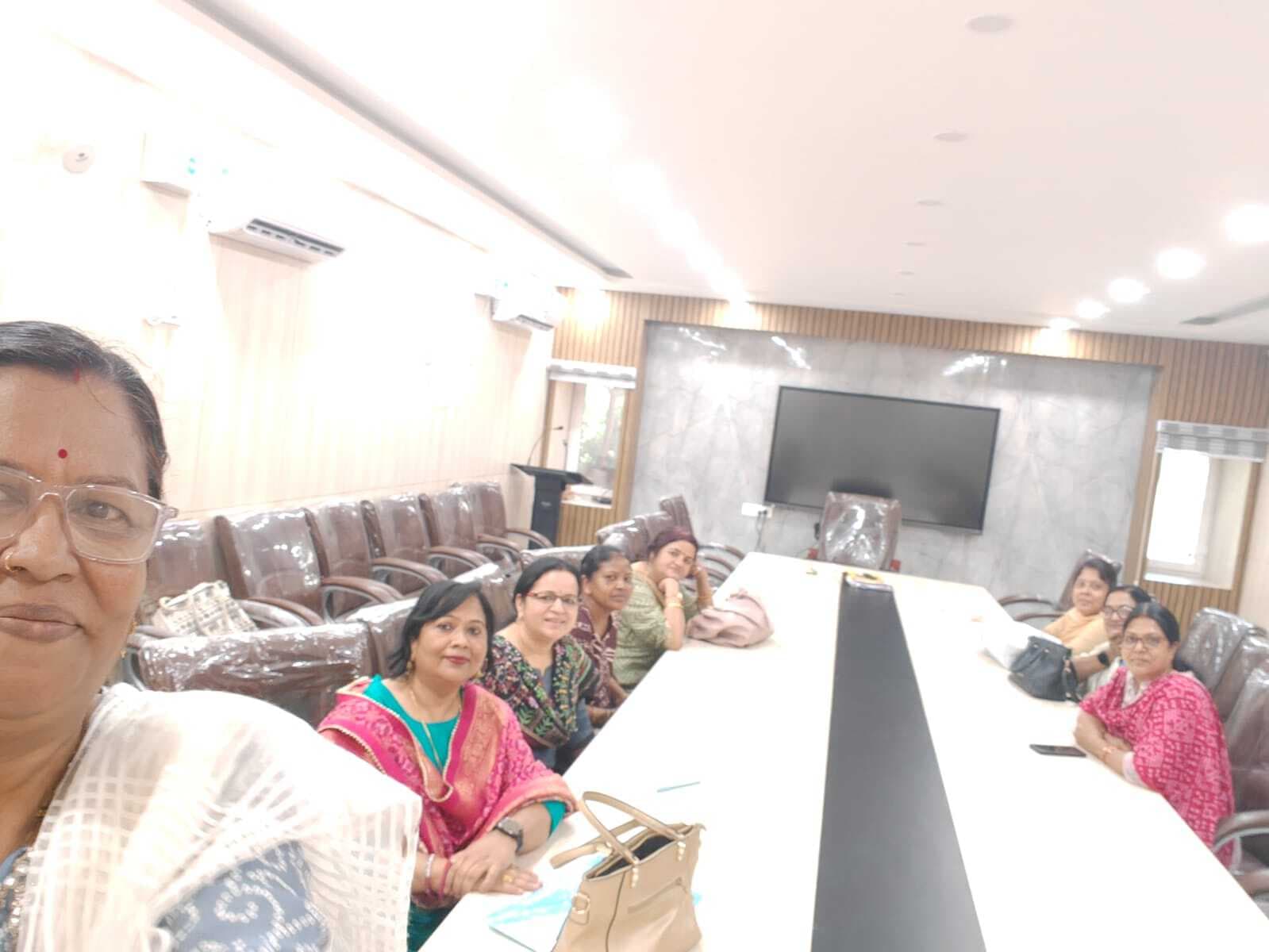 पीएचडी इंक्रीमेंट में देरी होता देख महिला शिक्षकों ने वीसी व उच्च शिक्षा सचिव को घेरा