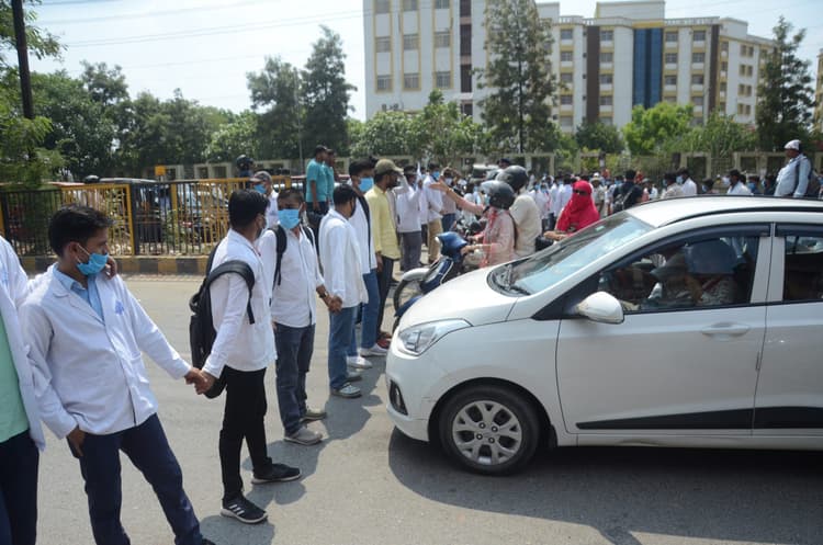 कैंपस : एकेयू में मेडिकल छात्रों का हंगामा, एक घंटे तक सड़क को किया जाम