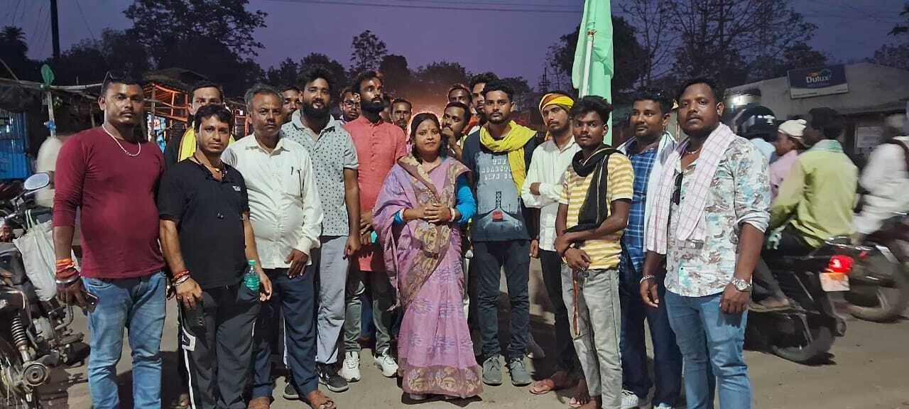 जेबीकेएसएस प्रत्याशी ने सारठ विधानसभा क्षेत्र के कई गांवों में किया जनसंपर्क, अपने पक्ष में मांगे वोट