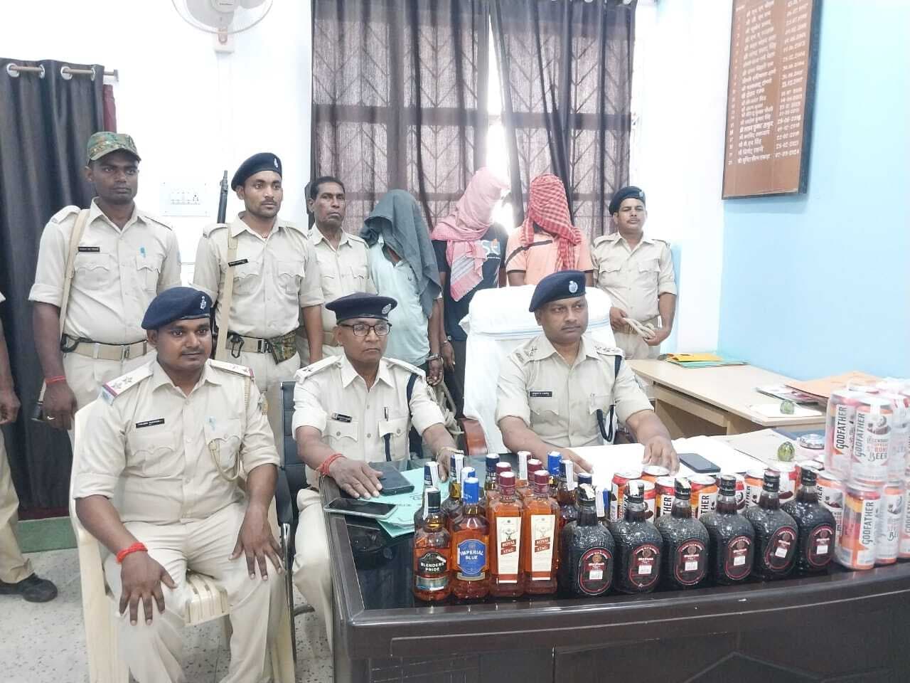 पुलिस ने करौं थाना क्षेत्र में छापेमारी कर भारी मात्रा में शराब व बीयर की जब्त