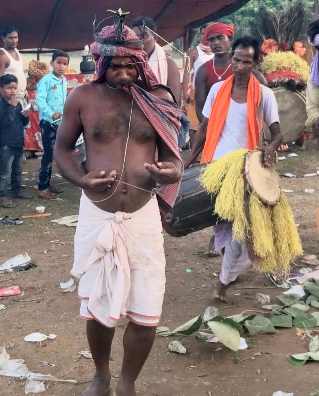 जलांई गांव में बाबा धर्मराज पूजा में भक्तों का लगा रहा तांता, भोक्ताओं ने दिखाये हैरतअंगेज करतब