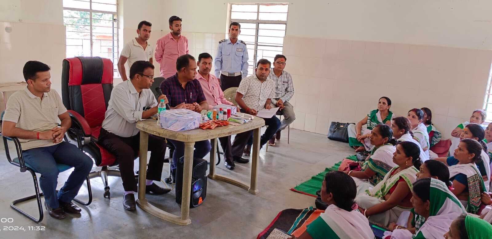 एक जून को होने वाले मतदान को लेकर स्वास्थ्य कर्मी व सहियाओं को शिविर में दिया प्रशिक्षण