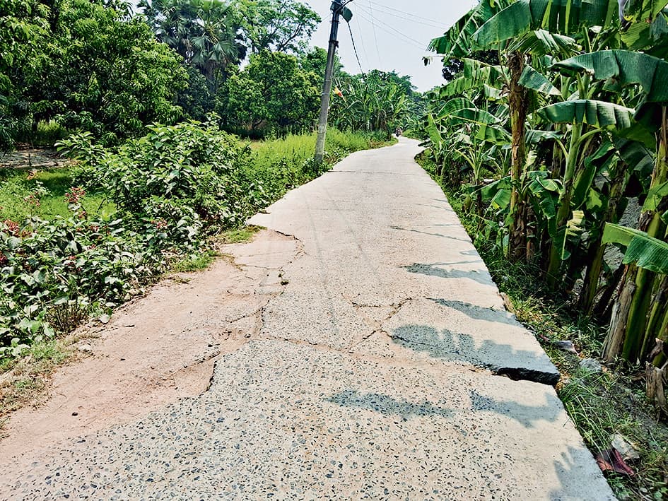 प्रशासन की उदासीनता के कारण जर्जर सड़क से गांव पहुंचने में लोगों को हाे रही परेशानी