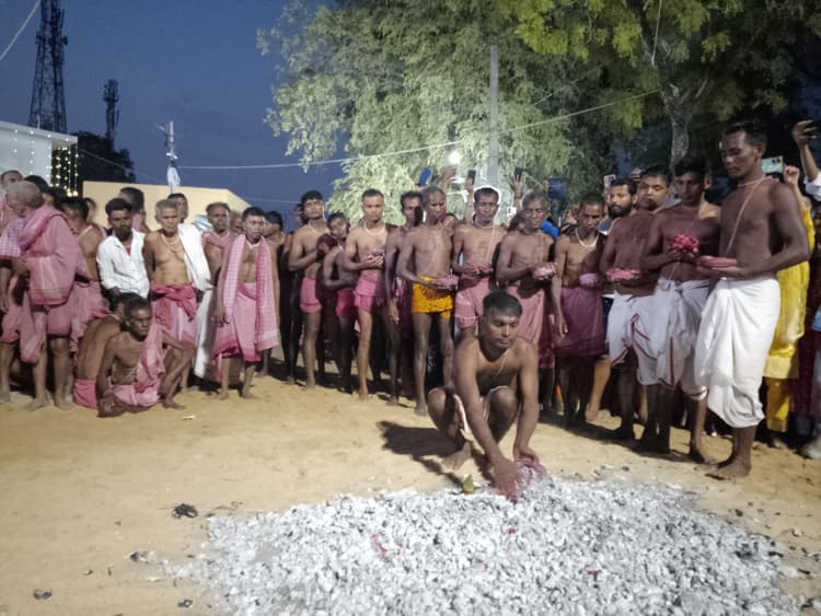 कांटों पर लेटकर और अंगारों पर चलकर भोक्ताओं ने अनुष्ठान कराया संपन्न