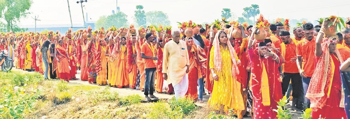 Jamui News : लक्ष्मी नारायण महायज्ञ को लेकर निकाली कलश शोभायात्रा