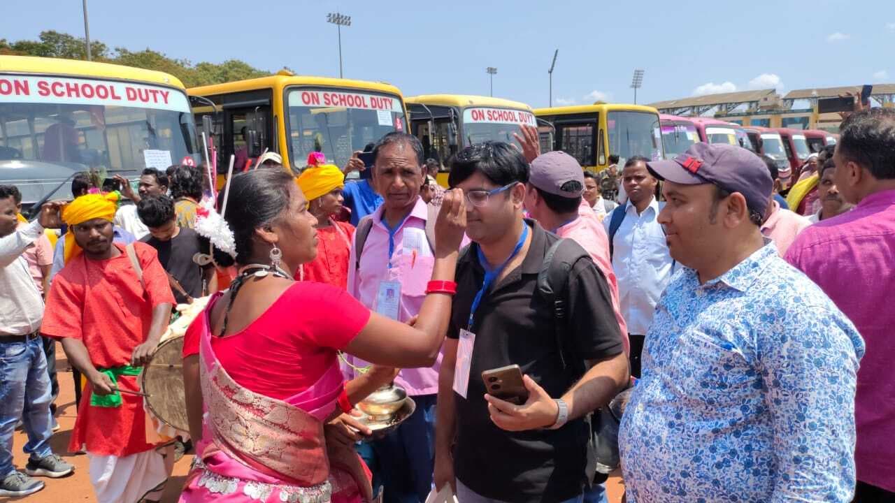 तिलक लगा और लोटा-पानी कर मतदानकर्मियों को किया गया रवाना, स्वागत में बजे ढोल-नगाड़े