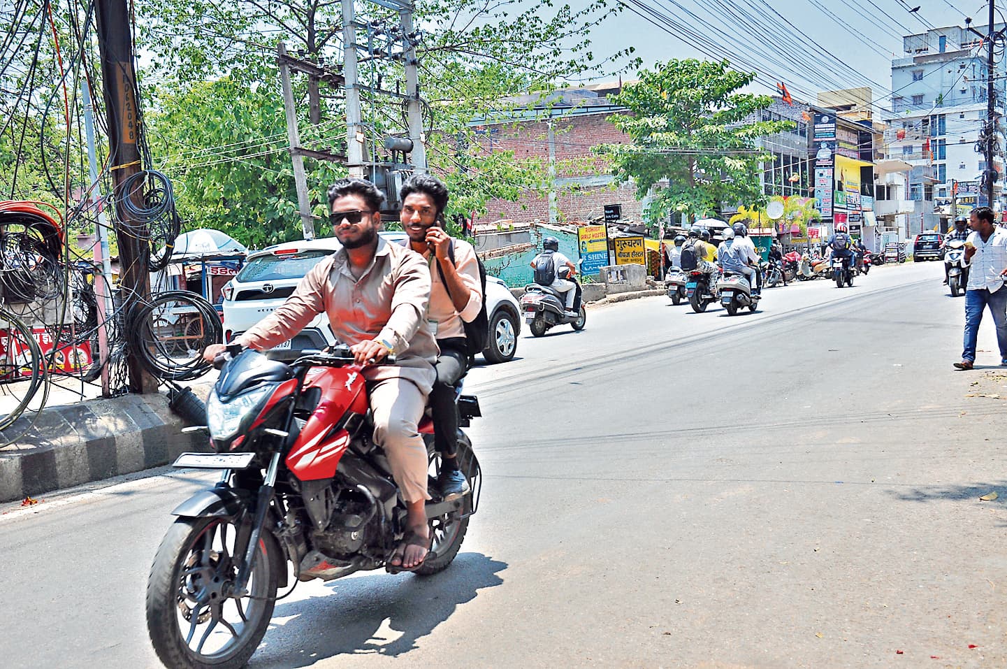बिना हेलमेट के तेज रफ्तार में दोपहिया चला रहे राजधानी के युवा, दे रहे मौत को निमंत्रण