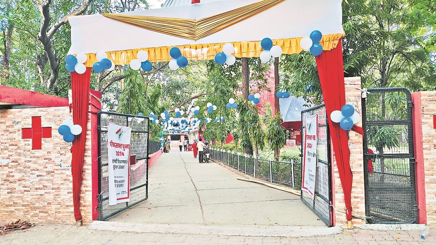 शहर के मतदान केंद्र सजकर तैयार, डालें अपना वोट