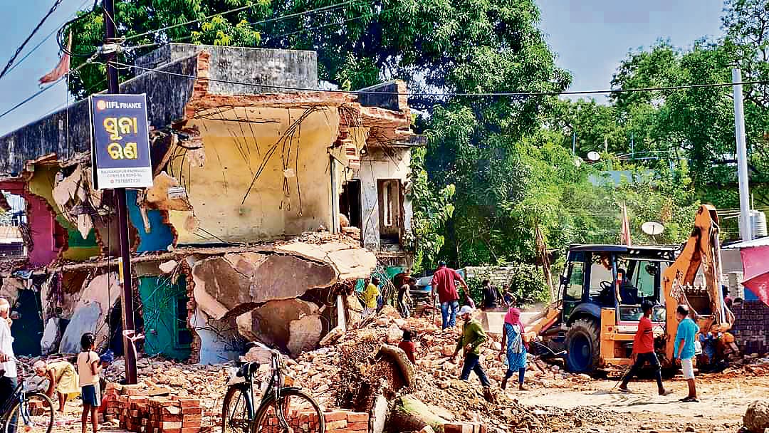 राजगांगपुर : नगरपालिका का वर्षों पुराना दो मंजिला मकान ध्वस्त, आरओबी के निर्माण में आयेगी तेजी