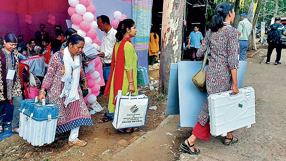 पुरुलिया लोकसभा क्षेत्र के मतदान केंद्रों में पहुंचे चुनावकर्मी