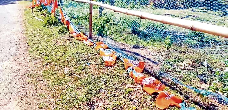 भाजपा का झंडा व बैनर फाड़े जाने से इलाके में तनाव