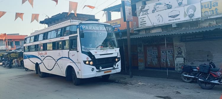 यात्री शेड नहीं बनने से यात्रियों को गर्मी में बढ़ी परेशानी