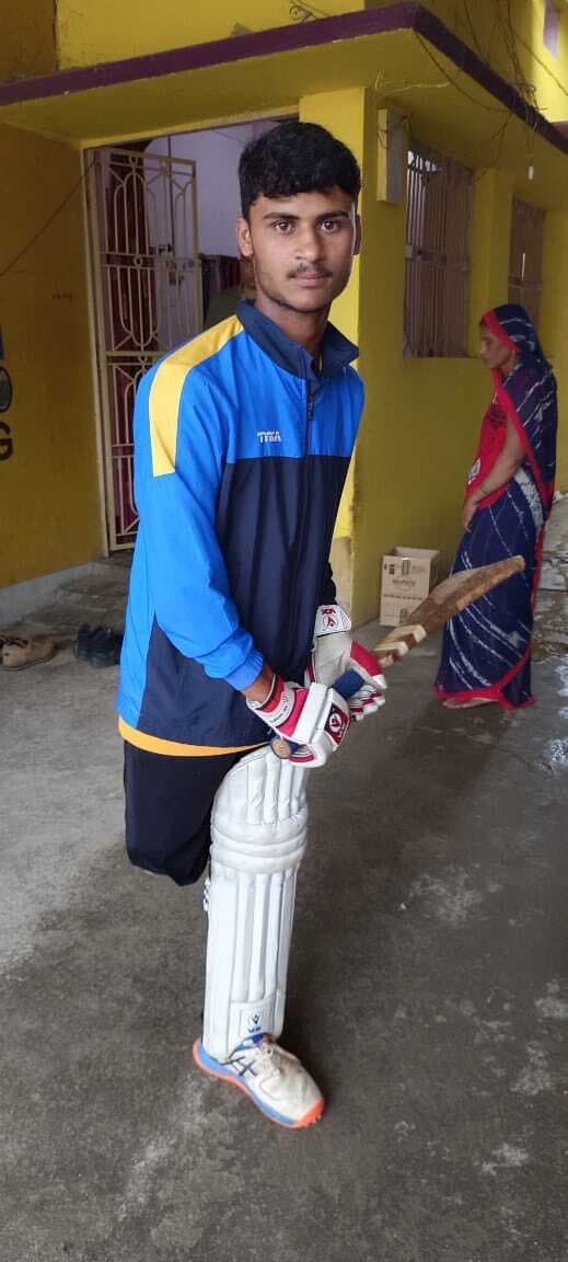 दिव्यांग ऋषिकेश लेफ्ट हैंड बैट्समैन बन खूब मारते हैं चौका-छक्का
