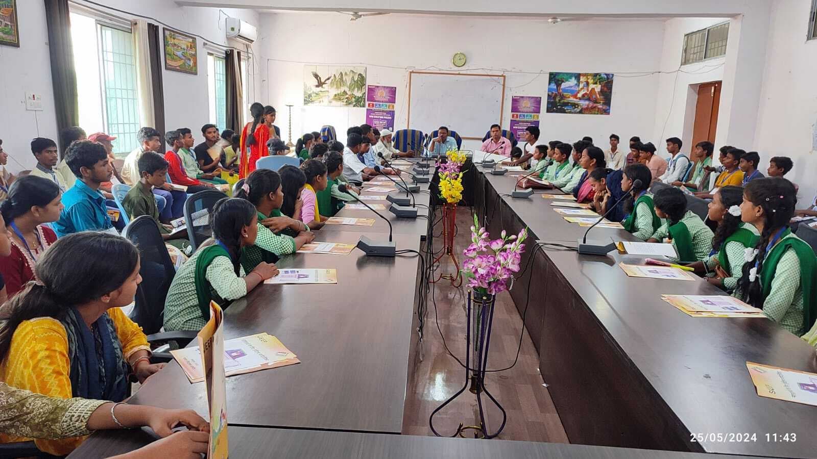 मतदान केंद्र में सहयोग की इच्छा जताने वाले छात्र मतदान प्रक्रिया से हुए अवगत