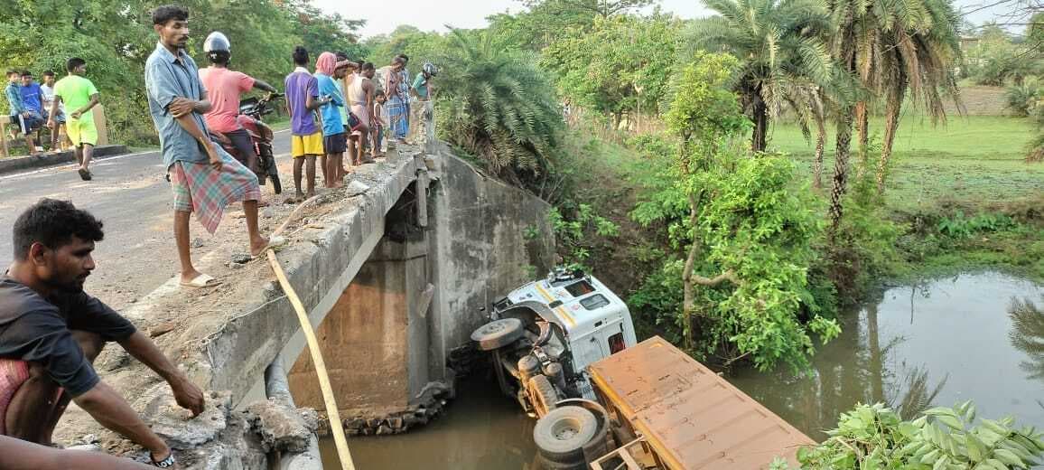 तेज रफ्तार ट्रॉली असंतुलित होकर पुल के नीचे गिरी, हताहत नहीं