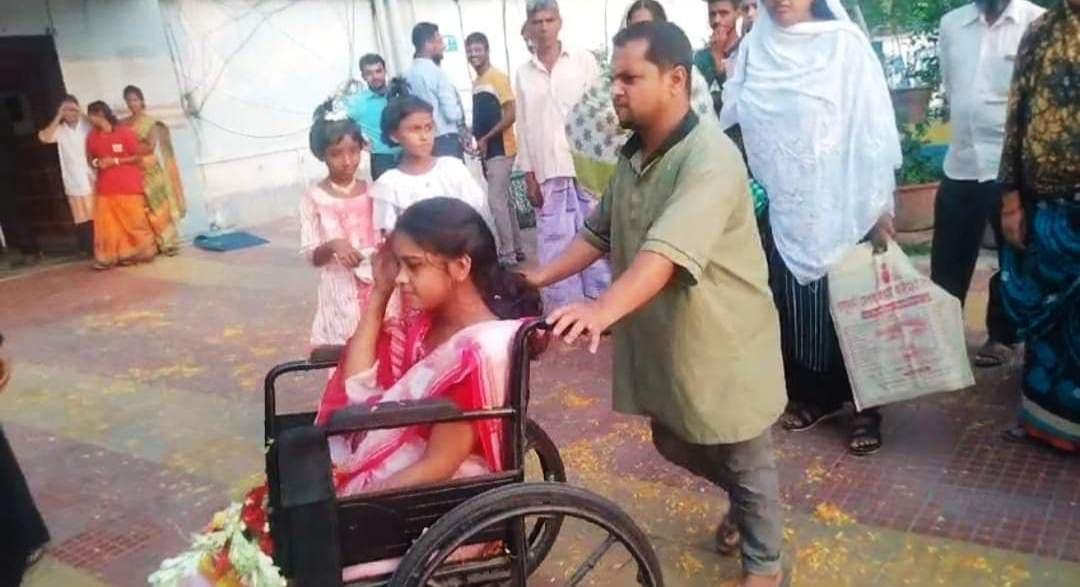 बेटी की जन्म की खुशी में 12 गाड़ियों से बेटी को अस्पताल से ले गए घर