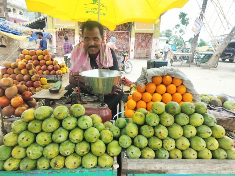 बाजार में आया आम, अभी महंगा है दाम