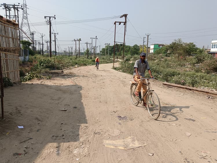 यह कैसा शहर, पगडंडी होकर करनी पड़ती है आवाजाही