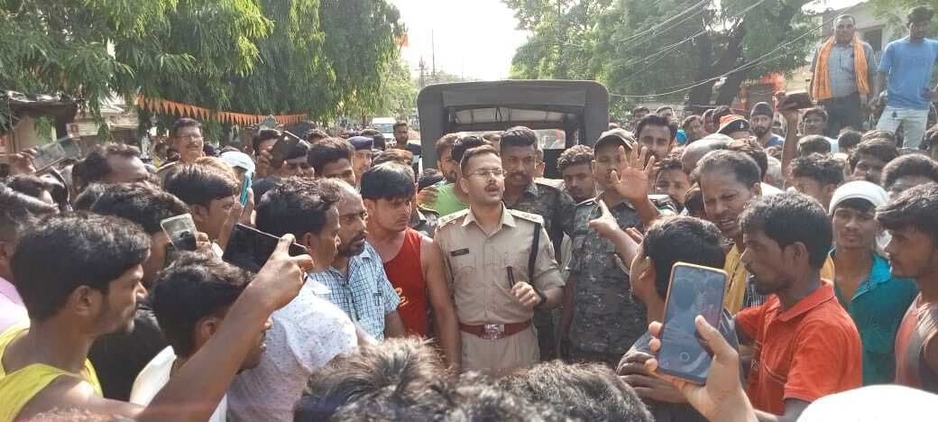 स्टोन चिप्स लदा ट्रैक्टर की चपेट में बाइक सवार दो युवकों की मौत, सड़क जाम, पुलिस पर पथराव