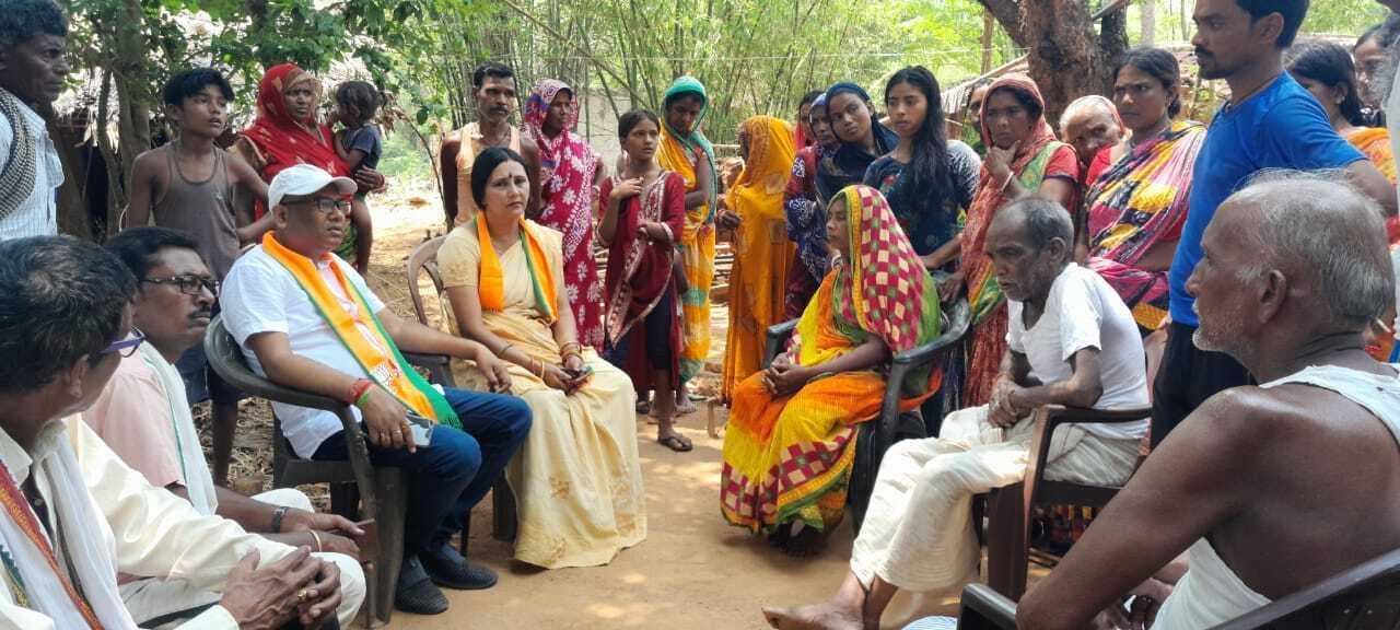 मृतक चालक के घर पहुंचकर भाजपा नेता व कार्यकर्ताओं ने शोक संवेदना जतायी