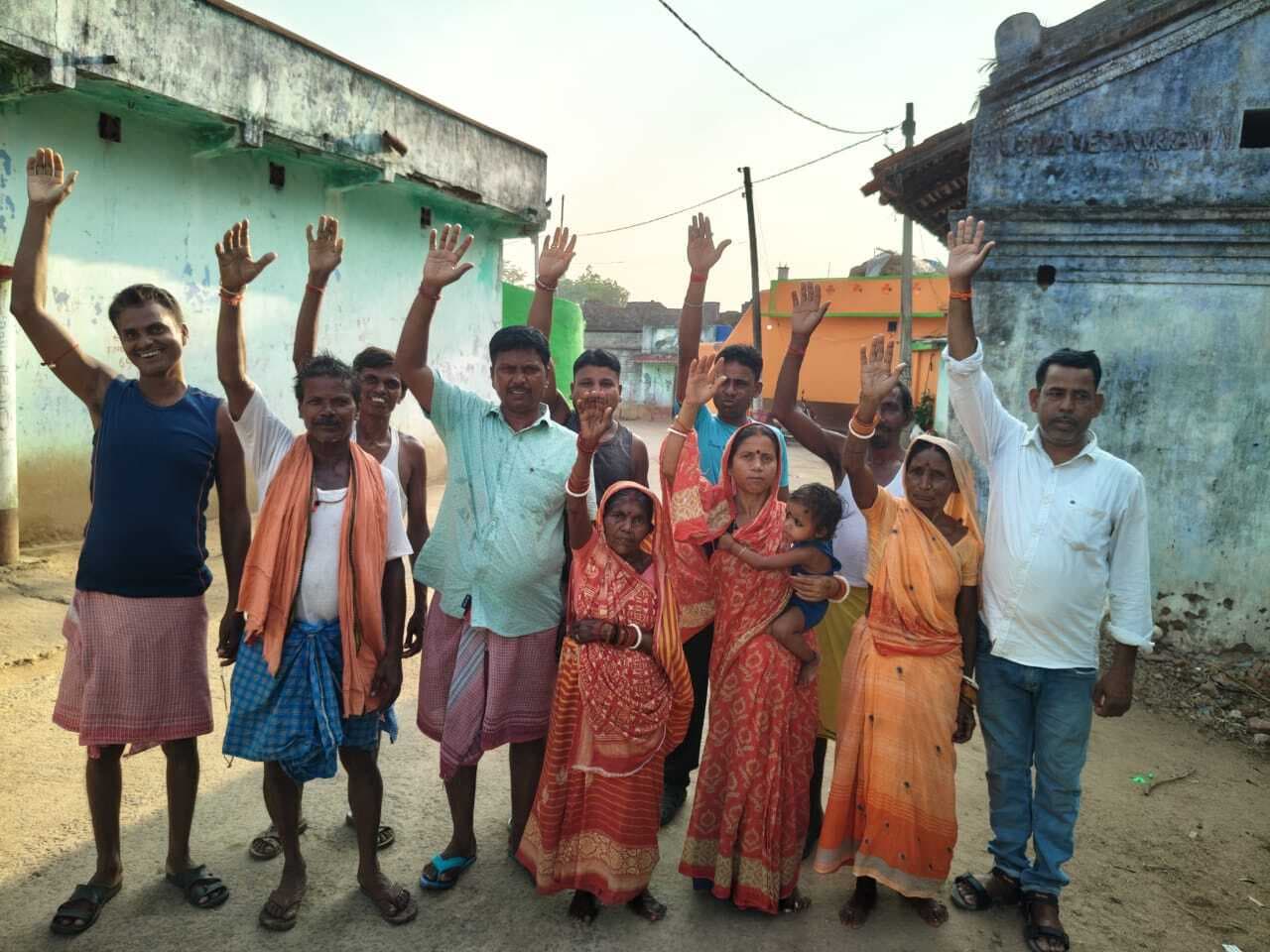 डीलर की मनमानी के खिलाफ मुखिया और ग्रामीणों ने जताया विरोध, मनमानी का लगाया आरोप