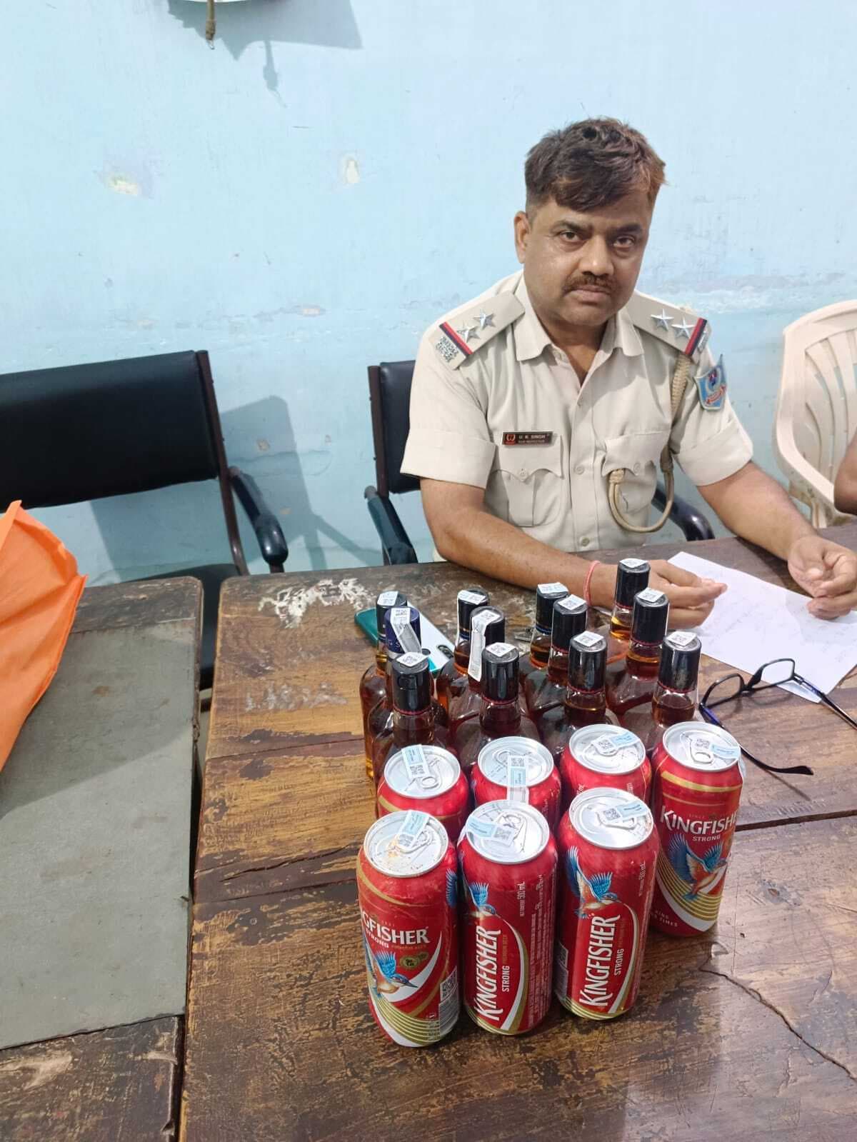 रात में गड्ढे में छिपाकर बेच रहा था अवैध शराब, पुलिस ने पकड़ा