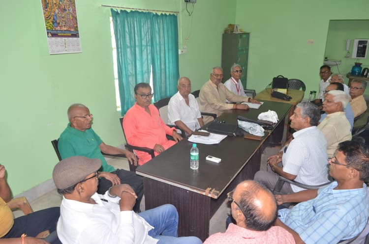 पेंशनर कल्याण समाज की मासिक बैठक में सदस्यता पर दिया जोर