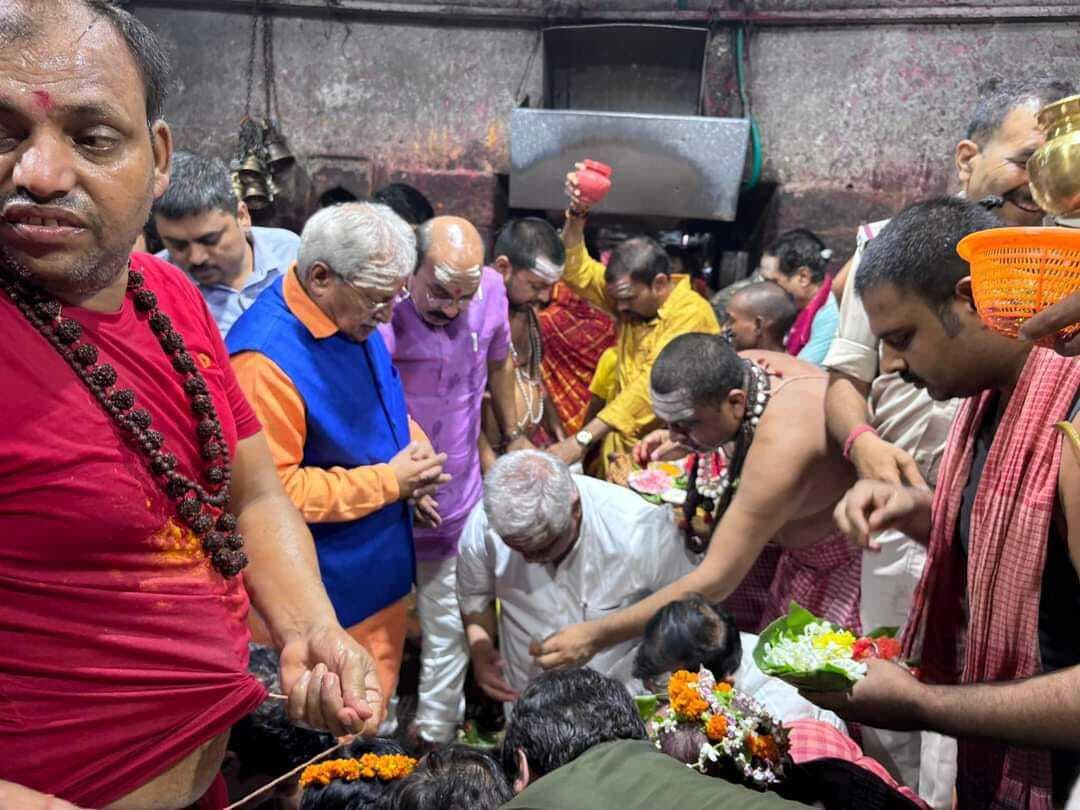 भाजपा के राष्ट्रीय संगठन महामंत्री पहुंचे बाबा दरबार